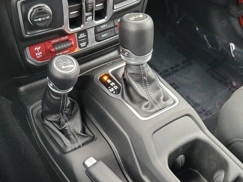 Certified 2025 Jeep Wrangler Unlimited Rubicon 4xe w/ Convenience Group AWD/4WD image 31