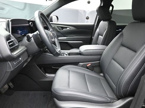 Used 2025 Chevrolet Traverse LT image 15