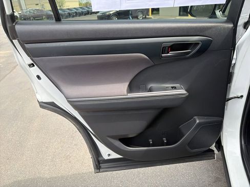 Used 2024 Toyota Highlander LE AWD/4WD image 19