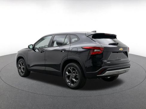 Used 2025 Chevrolet Trax LT FWD image 7