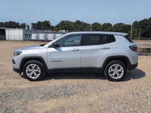 Used 2024 Jeep Compass Latitude AWD/4WD image 2