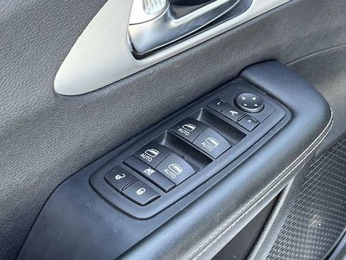 Used 2025 Chrysler Pacifica Limited FWD image 26
