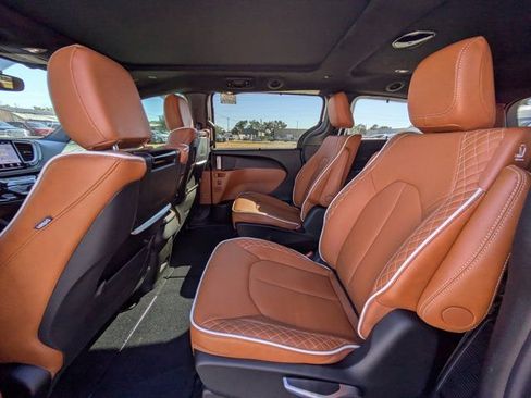 New 2026 Chrysler Pacifica Pinnacle image 12