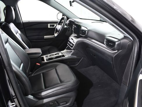 Used 2022 Ford Explorer XLT w/ Equipment Group 202A image 10