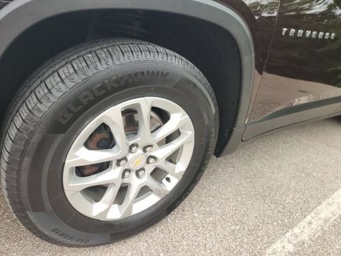 Used 2021 Chevrolet Traverse LT FWD image 2