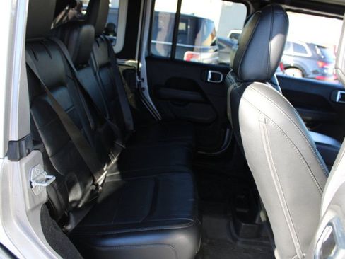 Used 2019 Jeep Wrangler Unlimited Sahara image 28