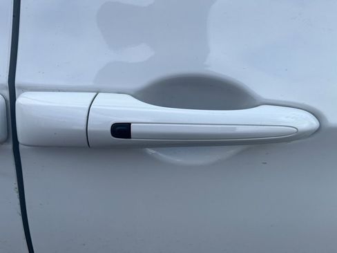 Used 2024 Chrysler Pacifica Touring-L image 17