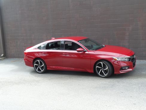 Used 2018 Honda Accord Sport image 3