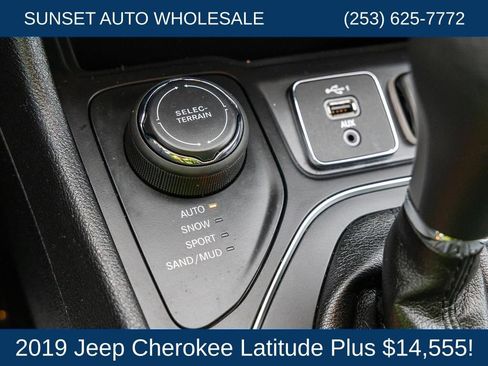 Used 2019 Jeep Cherokee Latitude Plus AWD/4WD image 57