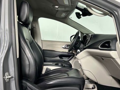 Used 2023 Chrysler Pacifica Touring-L image 10