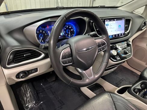 Used 2022 Chrysler Pacifica Touring-L FWD image 17