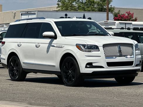 Certified 2024 Lincoln Navigator Reserve AWD/4WD image 10