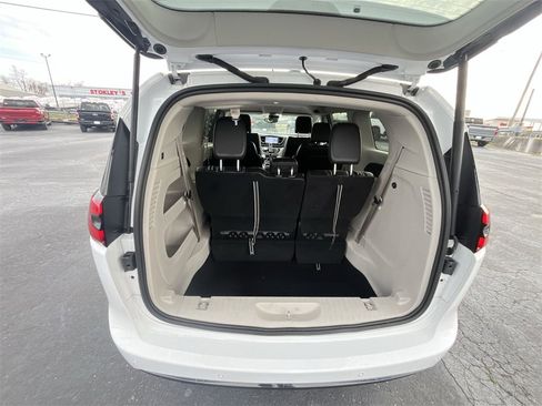 Used 2024 Chrysler Pacifica Touring-L image 23