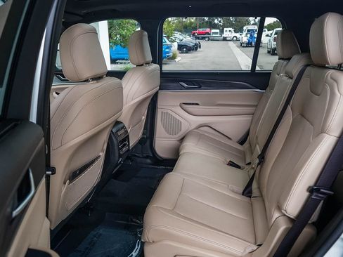 Used 2023 Jeep Grand Cherokee L Limited w/ Luxury Tech Group II AWD/4WD image 19