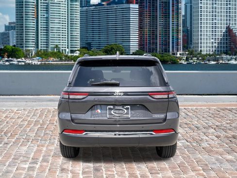 Used 2025 Jeep Grand Cherokee Laredo w/ Luxury Tech Group I RWD image 6