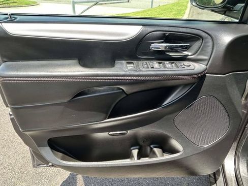 Used 2017 Dodge Grand Caravan GT FWD image 17