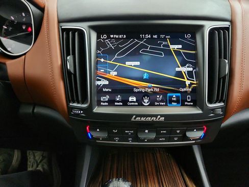 Used 2018 Maserati Levante GranLusso AWD/4WD image 22