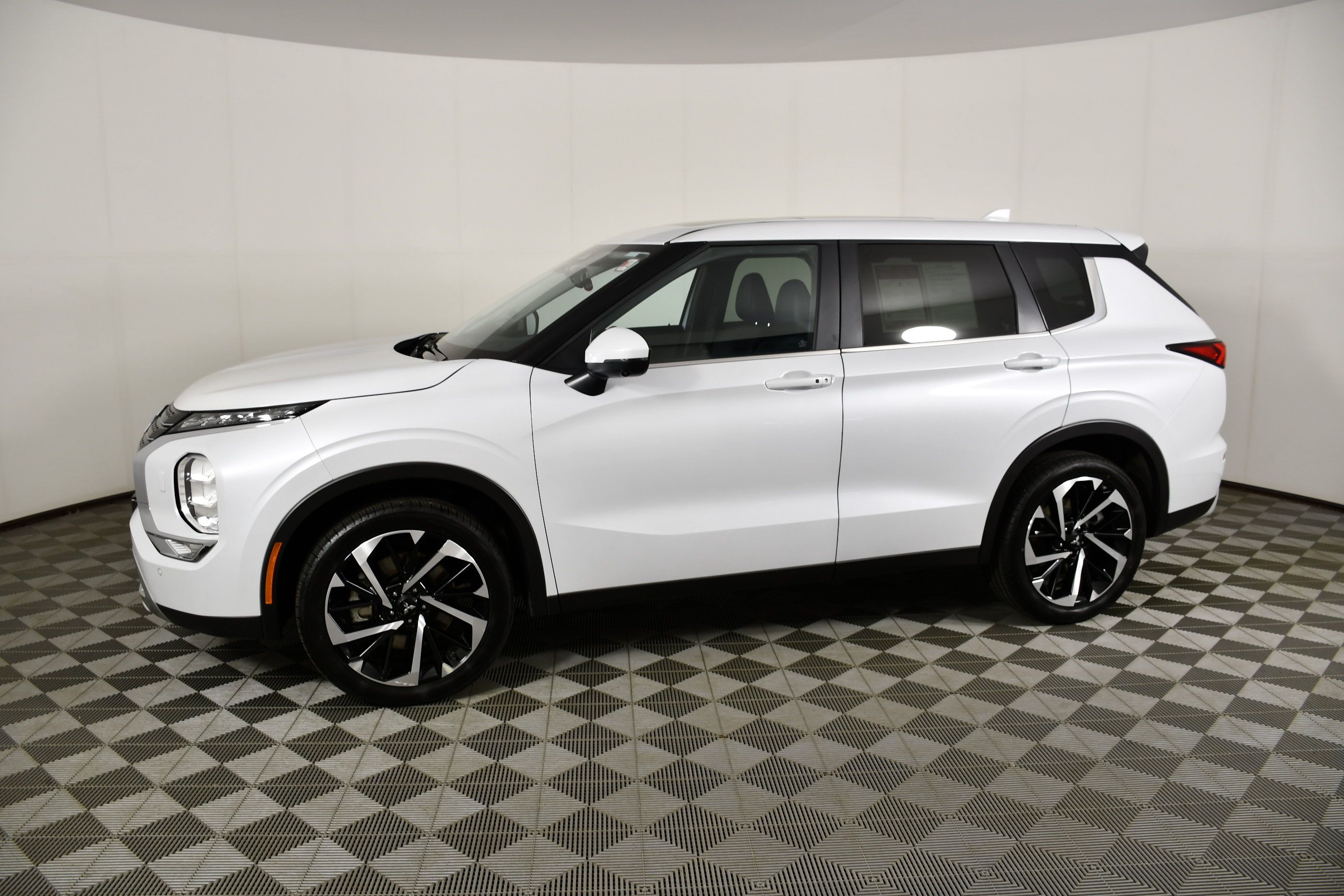 Used 2024 Mitsubishi Outlander SE AWD/4WD image 9