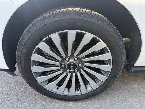Used 2019 Lincoln Navigator Reserve image 11