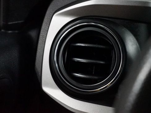 Used 2018 Toyota Tacoma SR5 AWD/4WD image 20