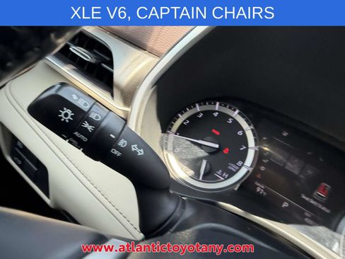 Used 2022 Toyota Highlander XLE AWD/4WD image 40