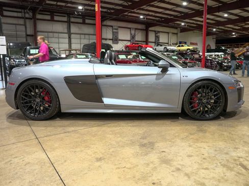 Used 2018 Audi R8 V10 w/ Carbon Exterior Package AWD/4WD image 10