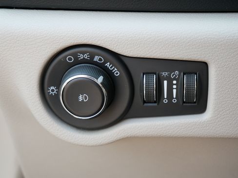 Used 2023 Chrysler Pacifica Touring-L FWD image 16