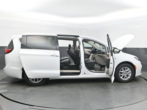Used 2023 Chrysler Pacifica Touring-L FWD image 49