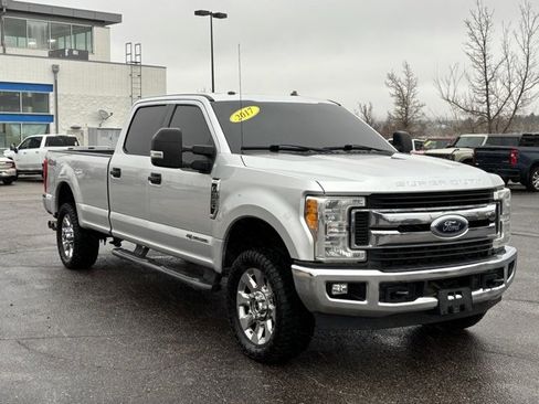Used 2017 Ford F350 XLT w/ Camper Package image 7
