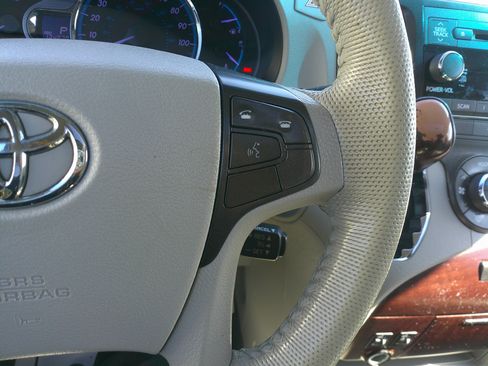 Used 2014 Toyota Sienna XLE image 21