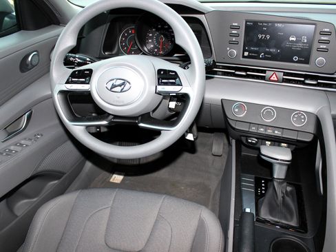 Used 2021 Hyundai Elantra SE image 3