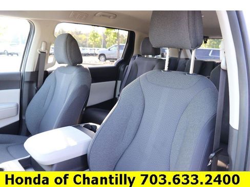 Used 2024 Kia Carnival LX FWD image 24