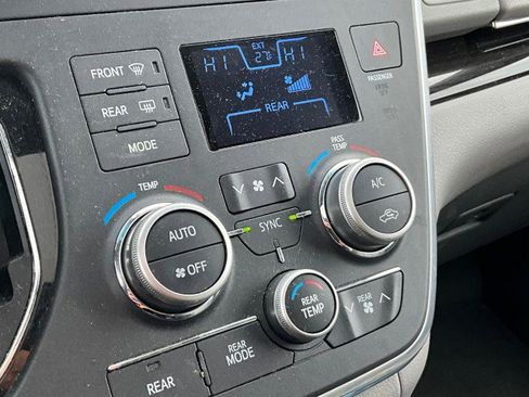 Used 2015 Toyota Sienna XLE w/ XLE Navigation Package image 8