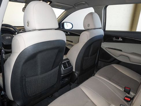 Used 2019 Kia Sorento LX image 35