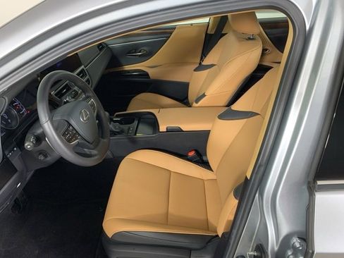 Used 2025 Lexus ES 300h w/ Premium Package image 32