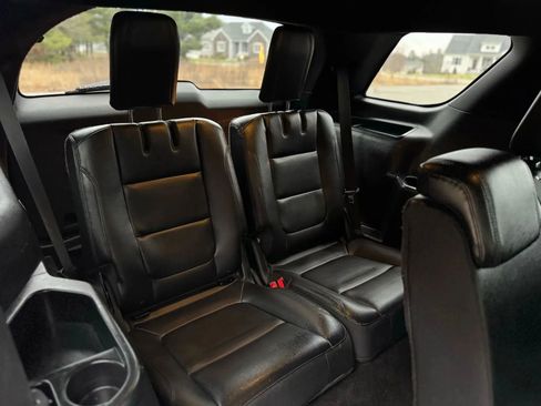 Used 2016 Ford Explorer XLT w/ Equipment Group 202A AWD/4WD image 18