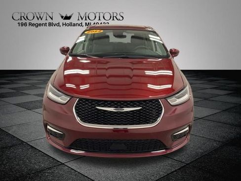 Used 2022 Chrysler Pacifica Touring-L image 2