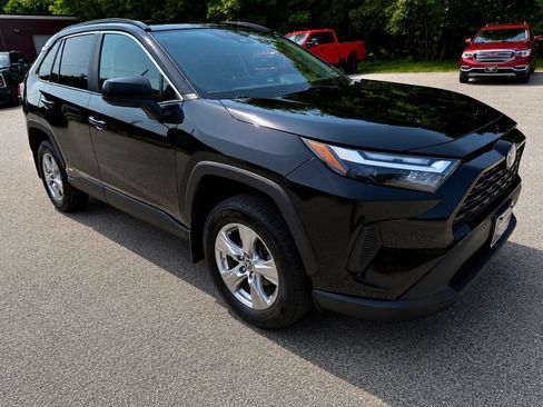 Used 2023 Toyota RAV4 LE AWD/4WD image 3