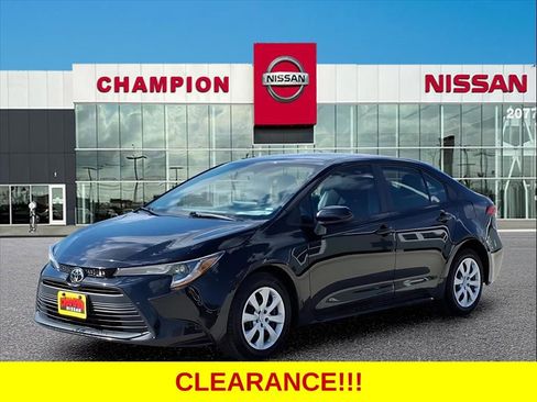 Used 2023 Toyota Corolla LE image 3