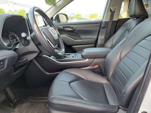 Used 2023 Toyota Highlander XLE image 12