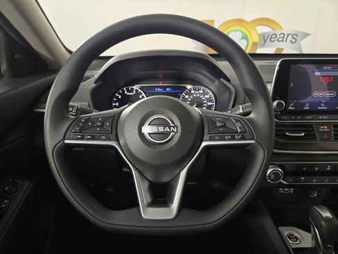 Used 2024 Nissan Altima 2.5 SV FWD image 14