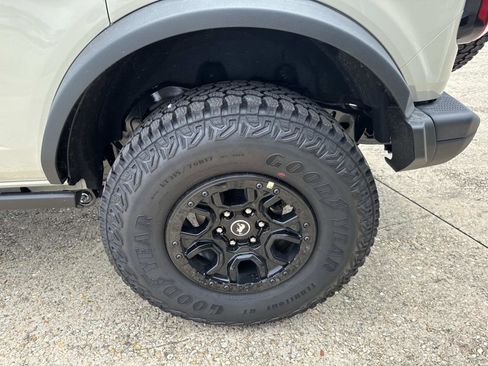 New 2025 Ford Bronco Badlands image 3