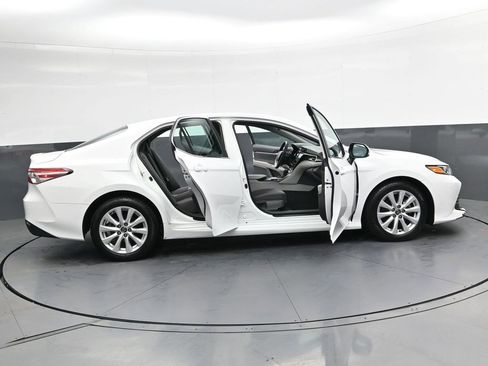 Used 2018 Toyota Camry LE FWD image 31