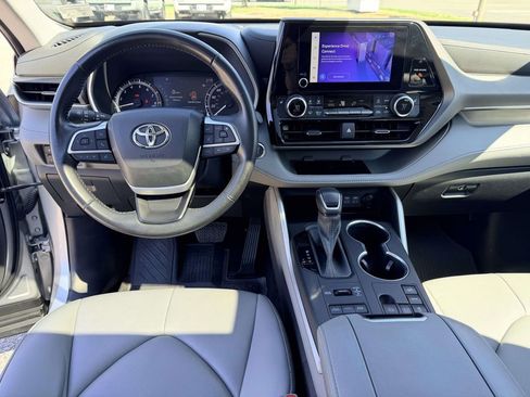 Used 2023 Toyota Highlander XLE image 2