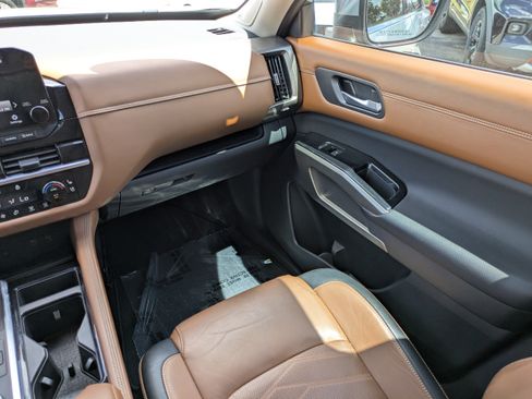 Used 2022 Nissan Pathfinder Platinum w/ Cargo Package AWD/4WD image 16