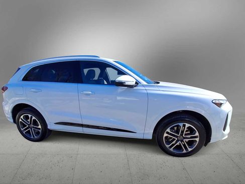 Used 2025 Audi Q5 Premium w/ Convenience Package image 9