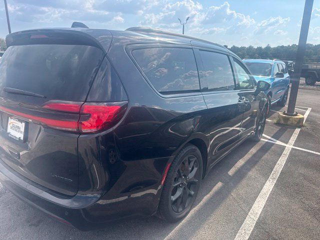 Used 2025 Chrysler Pacifica Limited w/ Uconnect Theater Family Group FWD image 4