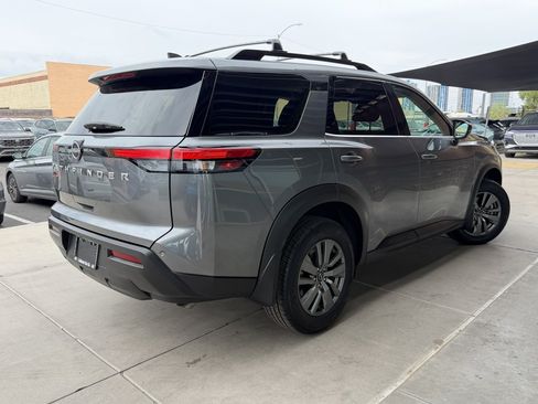 Used 2025 Nissan Pathfinder SV FWD image 4