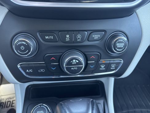 Used 2020 Jeep Cherokee Limited w/ Technology Group image 21