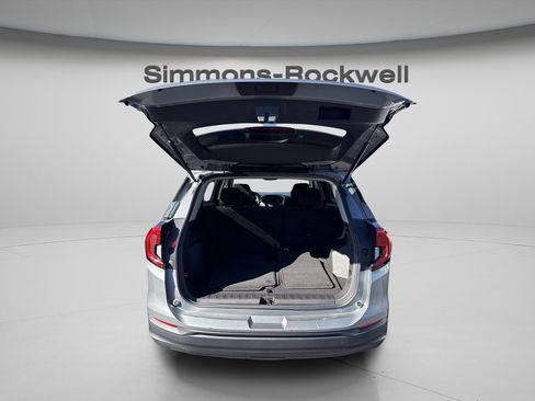 Used 2024 GMC Terrain SLE image 3